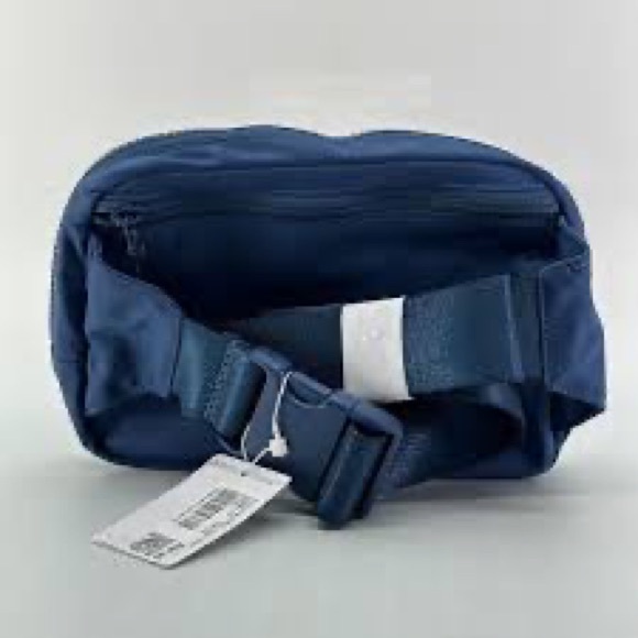 LULULEMON | ✨NEW✨ SOLD OUT color!!! Everywhere Belt Bag Large 2L in Pitch Blue 💙 - Picture 5 of 8